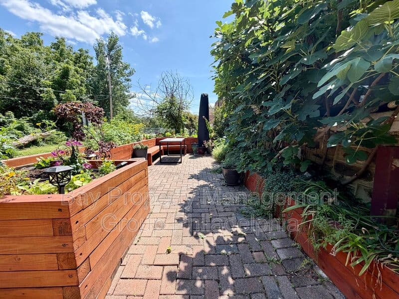 Upper Darby House: 216 Glencoe Rd