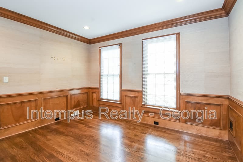 Roswell House: 330 Banyon Brook Pt