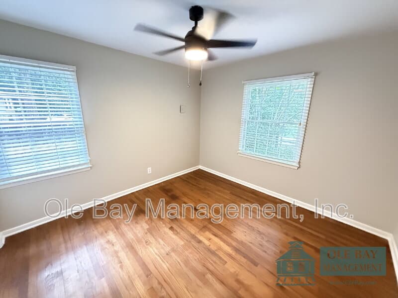 Mobile House: 108 Hilltop Dr E