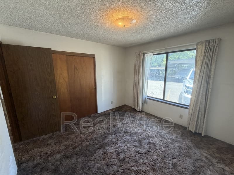 Grants Pass Condo: 832 NE D St