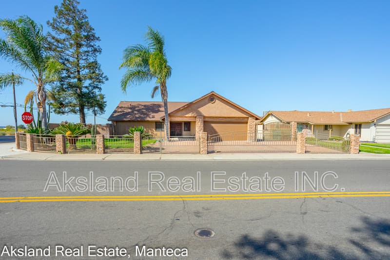 Manteca House: 14909 Pueblo Drive