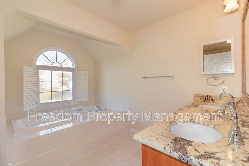 Warrenton House: 80 Brookshire Dr