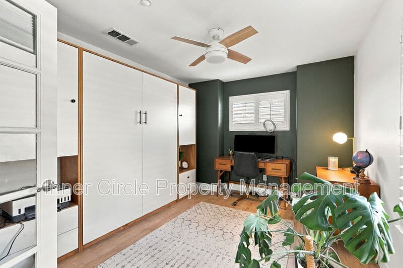 Brentwood House: 374 Olive Street