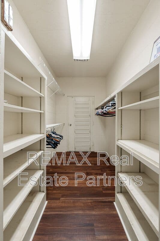 Sumrall House: 107 Raybourn Rd
