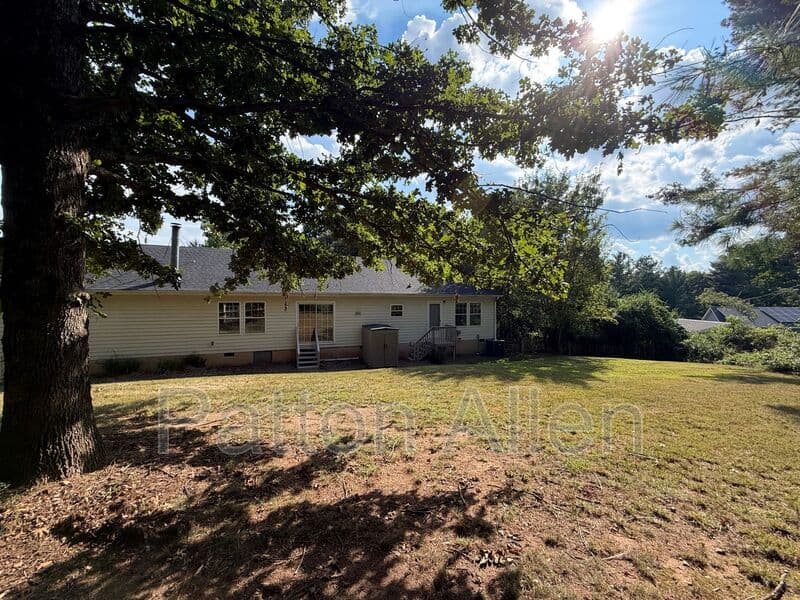 Weaverville House: 18 Meadowview Ter