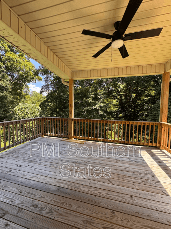 Greenville House: 711 Rockcliff St