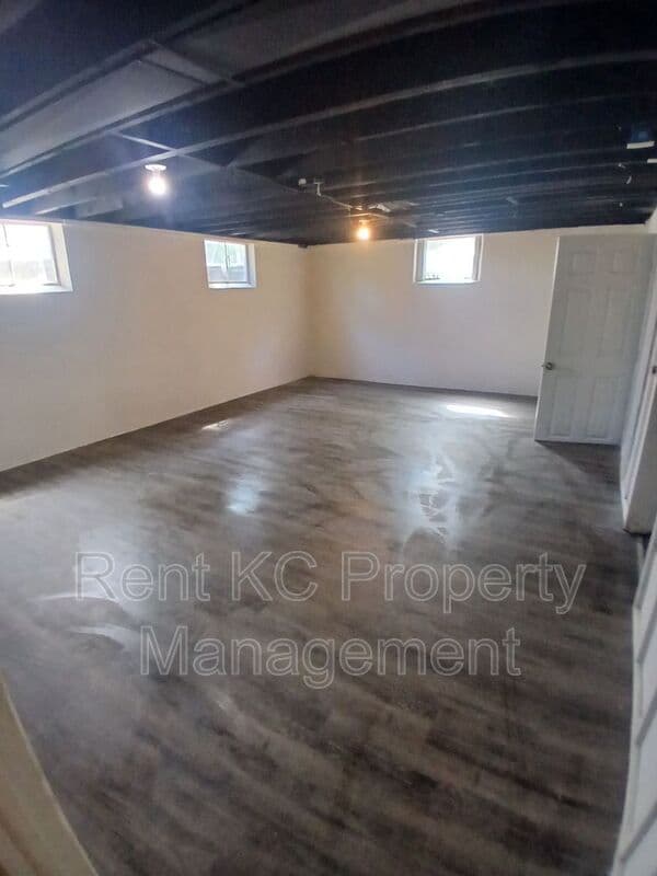Kansas City House: 5323 NW Edgewood Circle