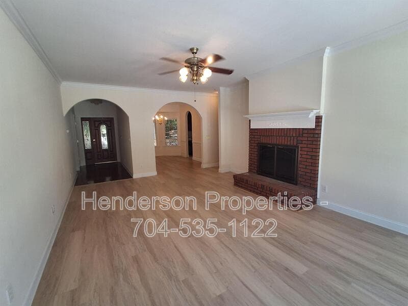 Norwood House: 5560 Old Thompson Rd