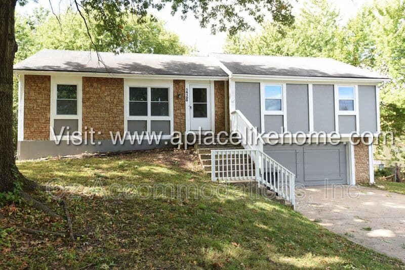 Olathe House: 14120 S Raintree Dr