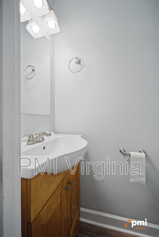 Virginia Beach Townhome: 765 Hampshire Ln