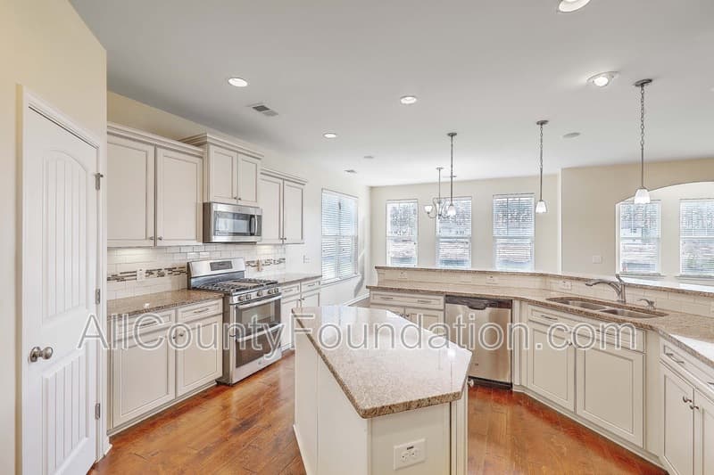 Summerville House: 431 Flat Rock Ln