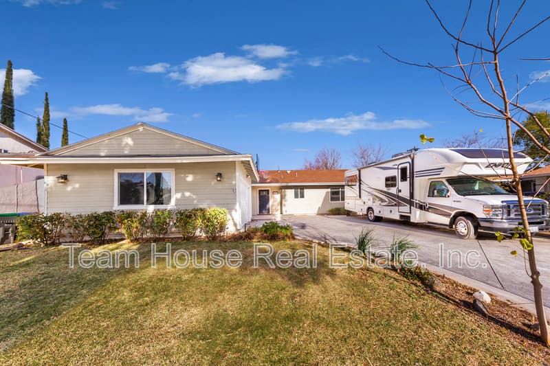 Santa Clarita House: 22327 Espuella Drive