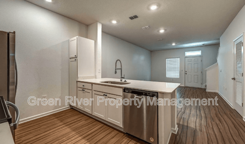 Middleburg House: 827 Rivertree Place