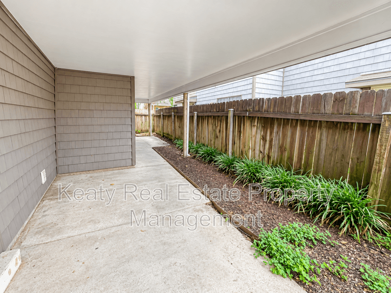 Lafayette House: 202 Long Plantation Boulevard