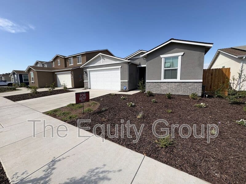 Visalia House: 4008 West Babcock
