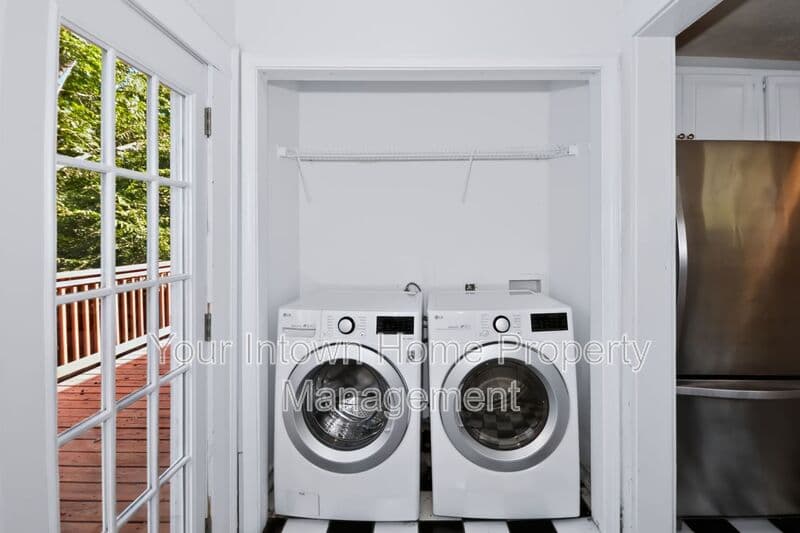 Atlanta House: 1420 Beatie Ave Sw