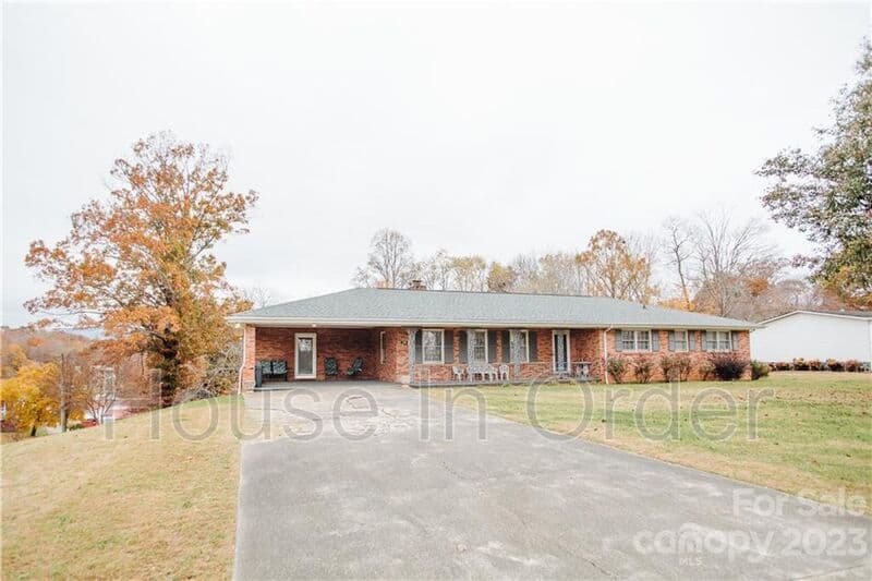 Marion House: 219 Ridge Rd