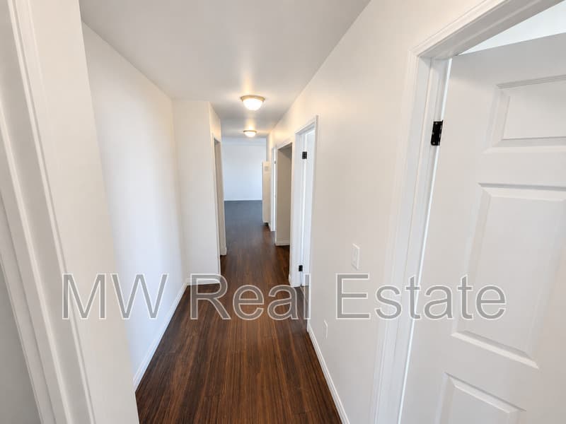 Los Angeles House: 238 E Venon Ave