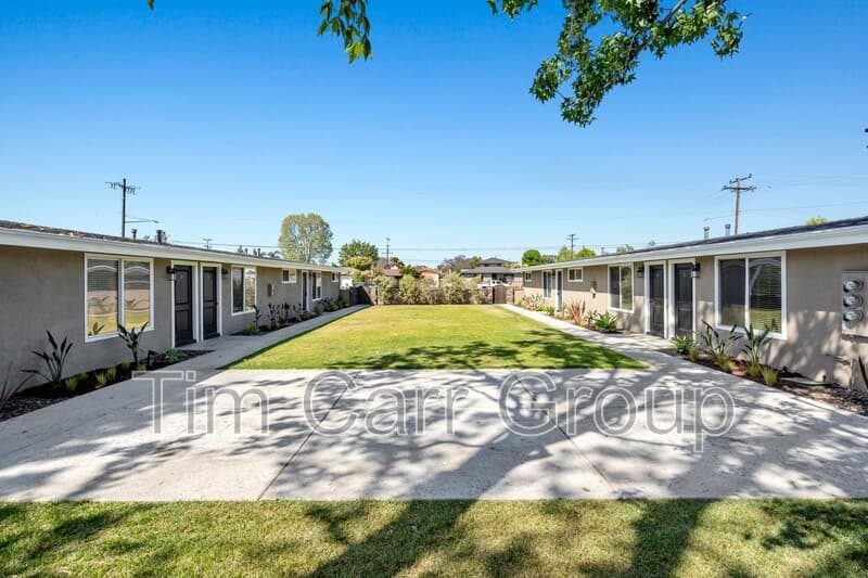 Costa Mesa Condo: 241 E 18th Street