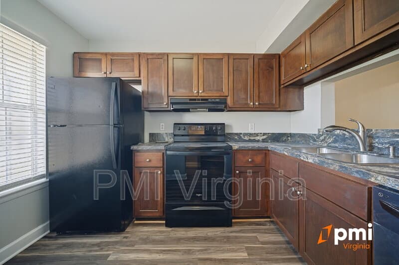 Virginia Beach Townhome: 765 Hampshire Ln
