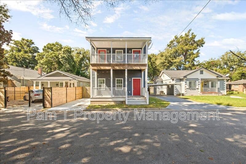 Savannah House: 3205 Burroughs St