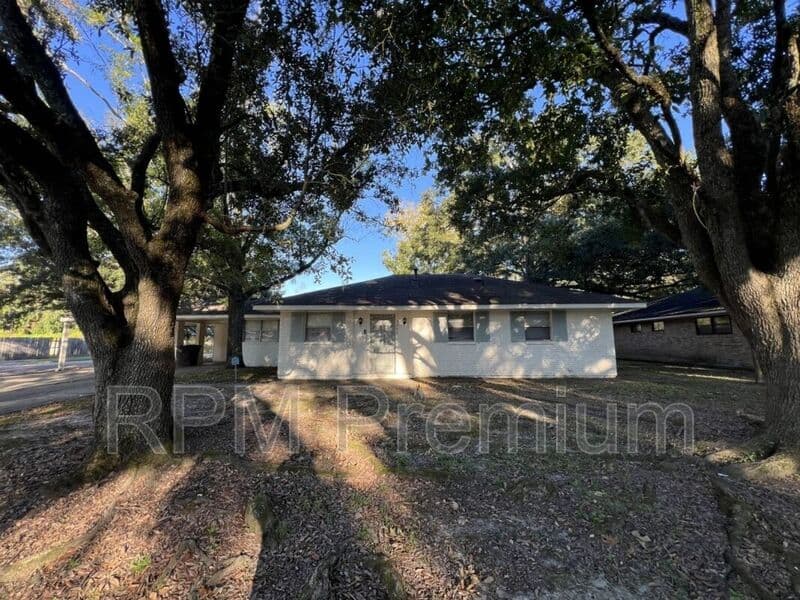 Baton Rouge House: 3280 Crestaire Dr