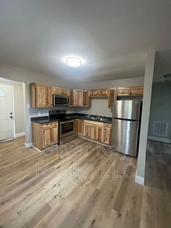 Swwetwater House: 1008 Old Highway 68