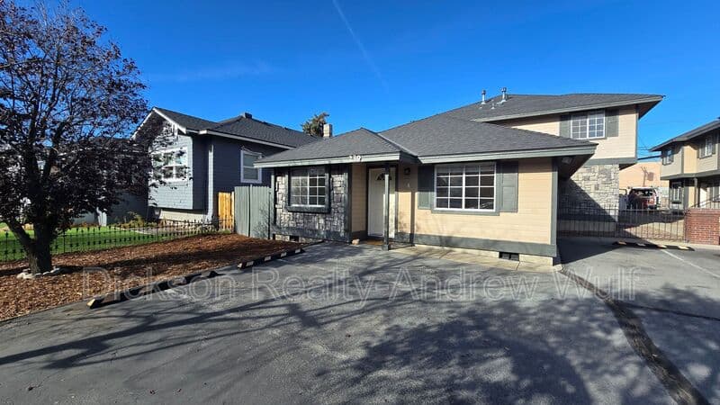 Reno House: 239 Cheney Street