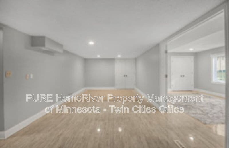Edina House: 7420 Hyde Park Cir
