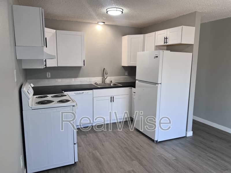 Portland Townhome: 2467 SE 135th Ave