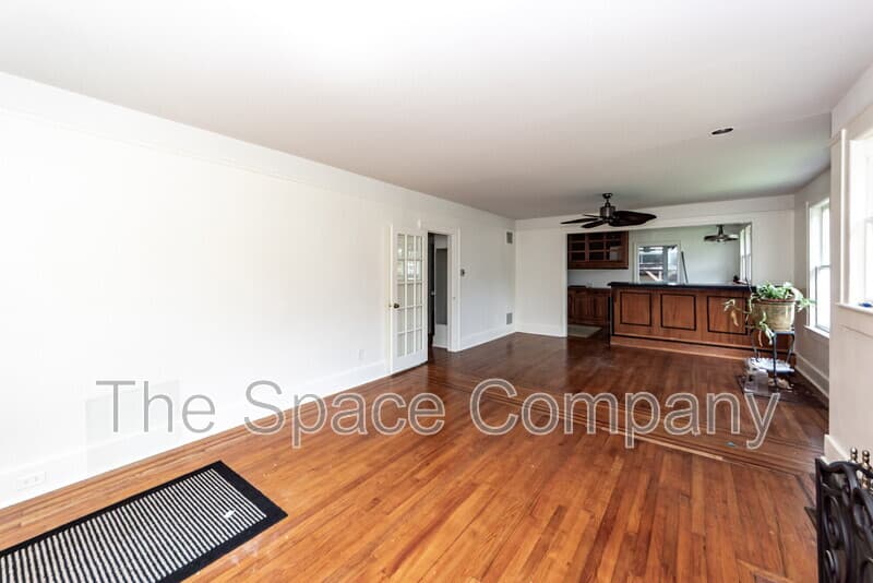 Charleston House: 25 8th Avenue