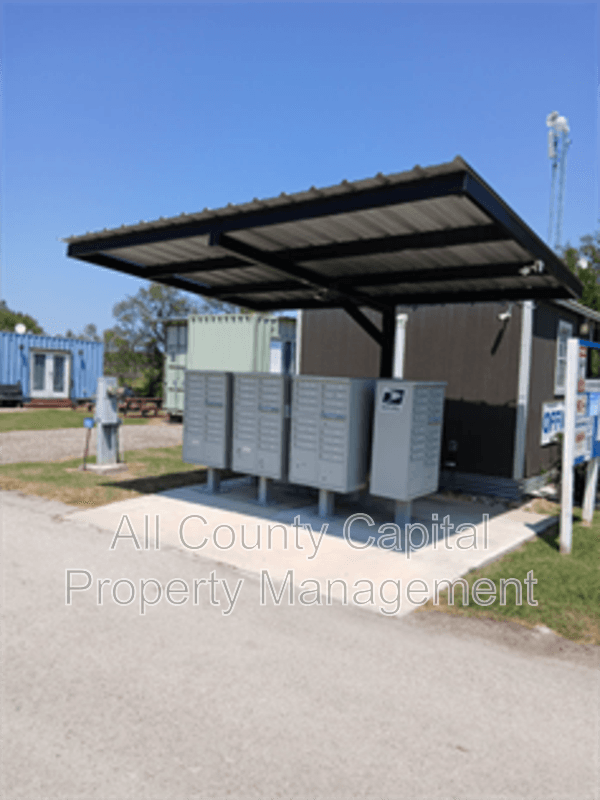 Lockhart House: 4889 North Hwy #183