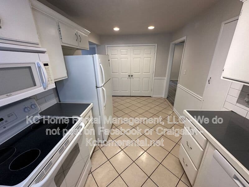 Kansas City House: 214 E 79th St