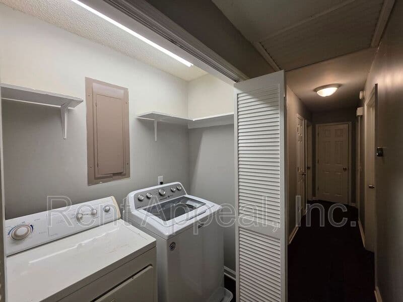 Suwanee House: 3734 Smithtown Rd