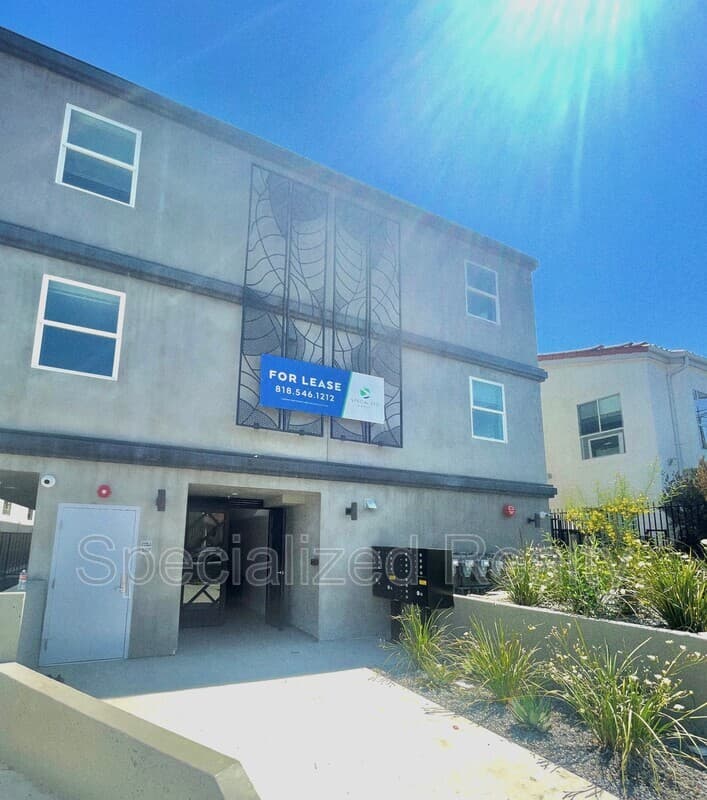 Los Angeles Condo: 5068 Romaine Street