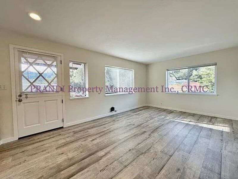 San Rafael Condo: 4 Woods St.