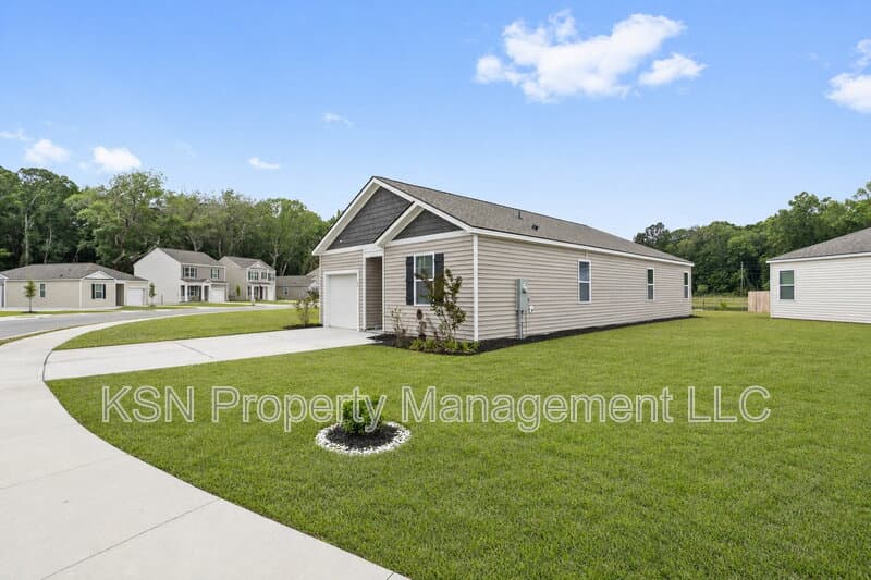 Hinesville House: 89 Hazy Ln
