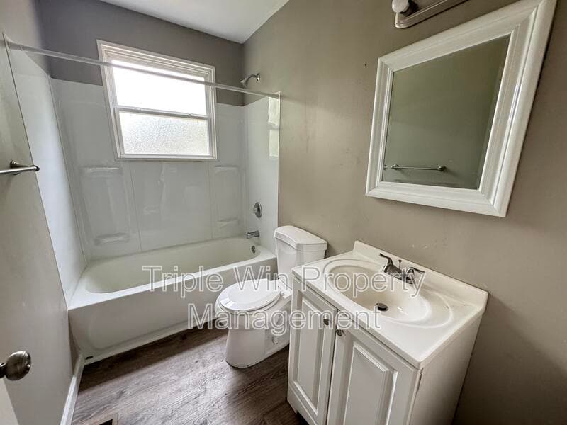 Saint Louis House: 1372 Farmview Ave