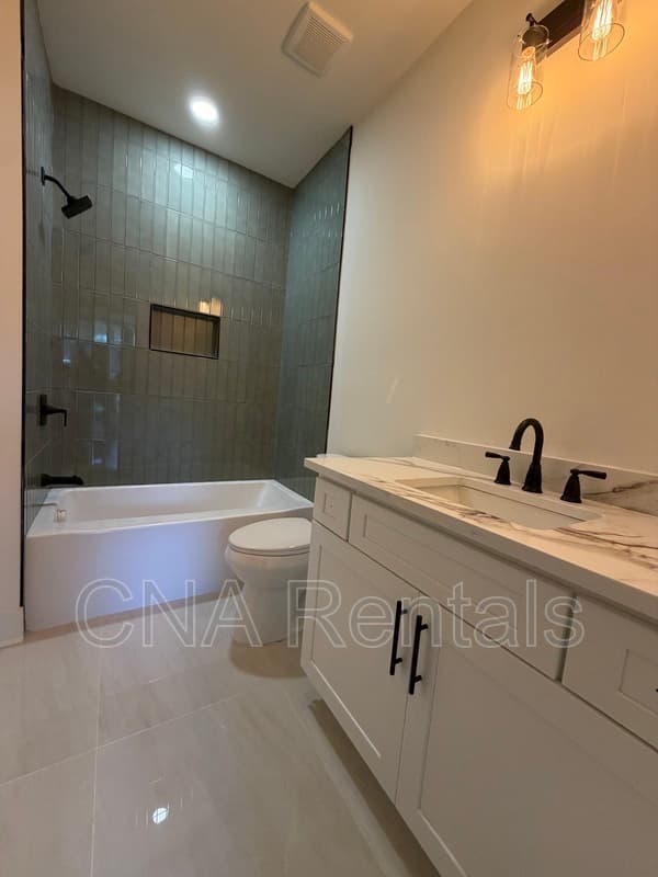 Atlanta House: 294 Roy St