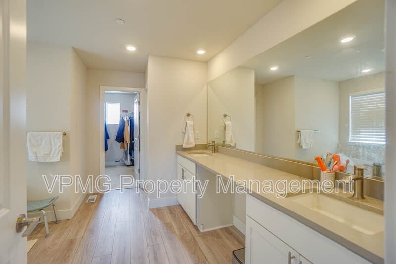 Washougal House: 359 W Koa St