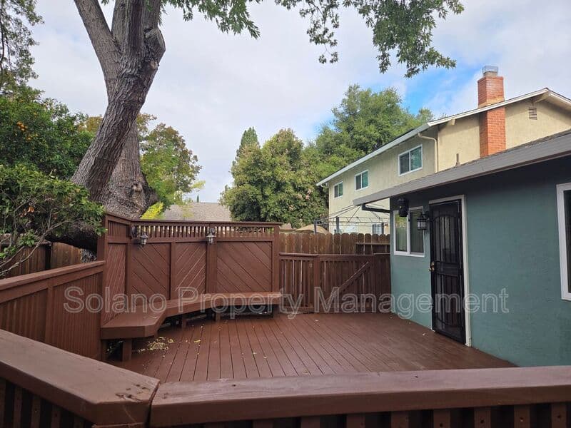 Fairfield House: 2827 Owens St