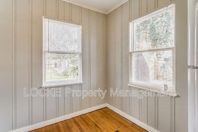 Fort Worth House: 3204 Rogers Avenue