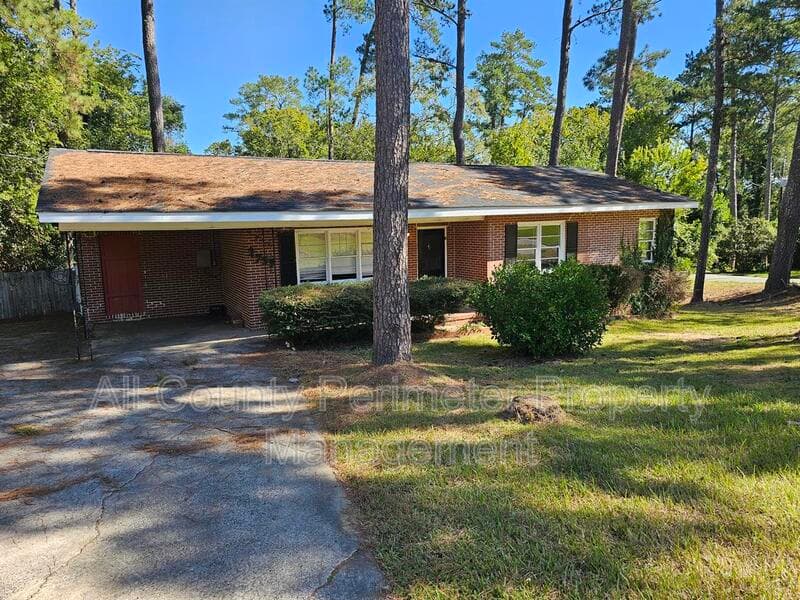 Macon House: 2759 Ellenwood Circle