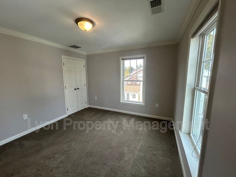 North Kingstown House: 180 Sauga Ave