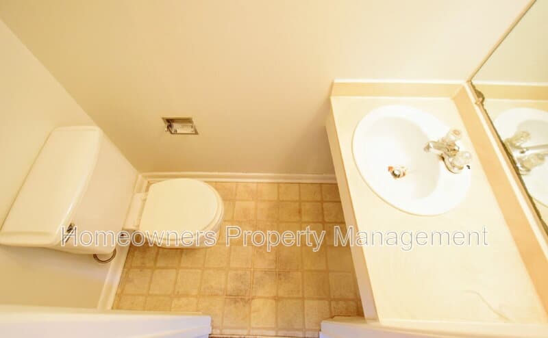 Fayetteville House: 599 Winding Creek Rd