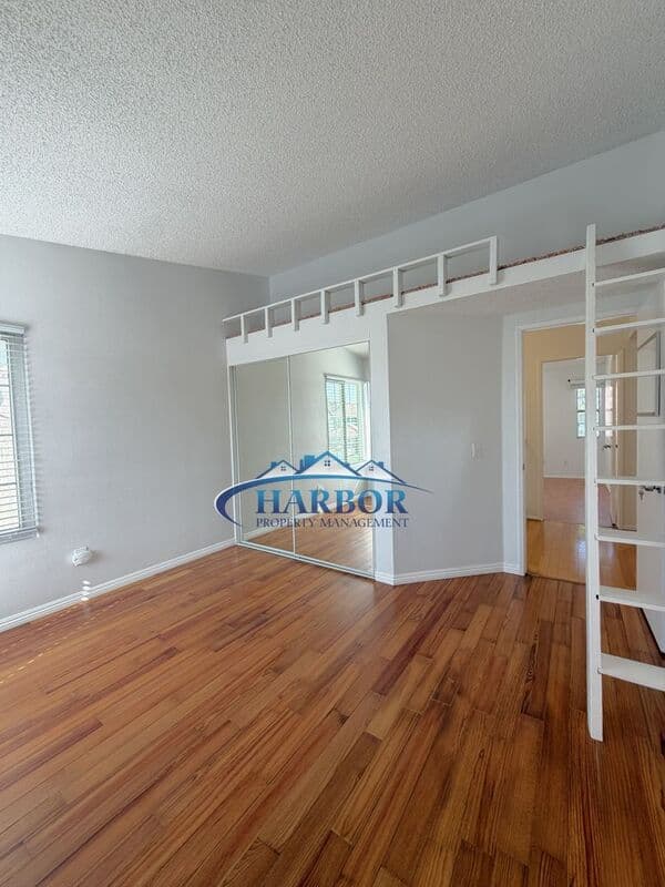 Compton House: 720 Matthisen Cir