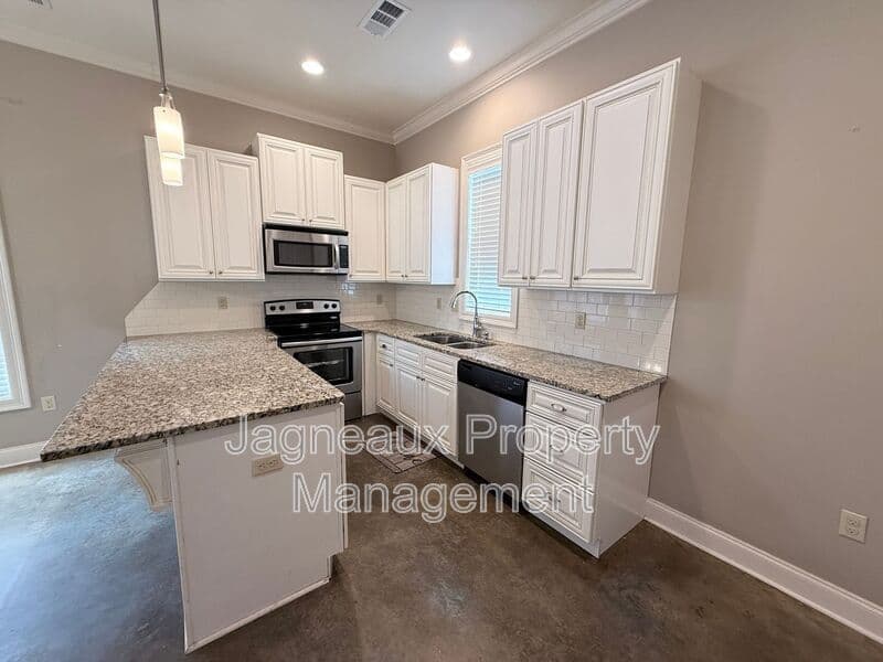 Lafayette House: 108 Shallowford Dr