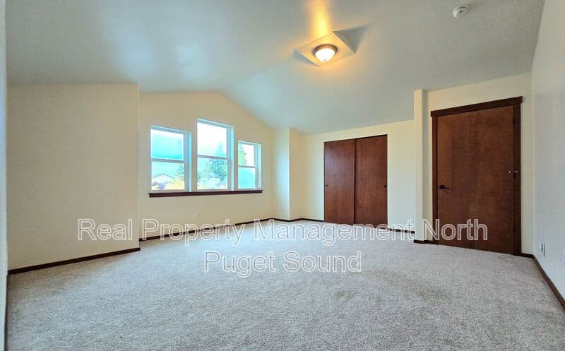 Stanwood House: 28602 74th Dr NW
