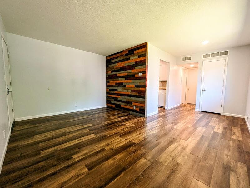 Pella Condo: 306 Central Drive - 3