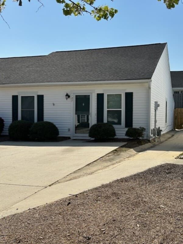 Columbia House: 127 Heritage Village Lane